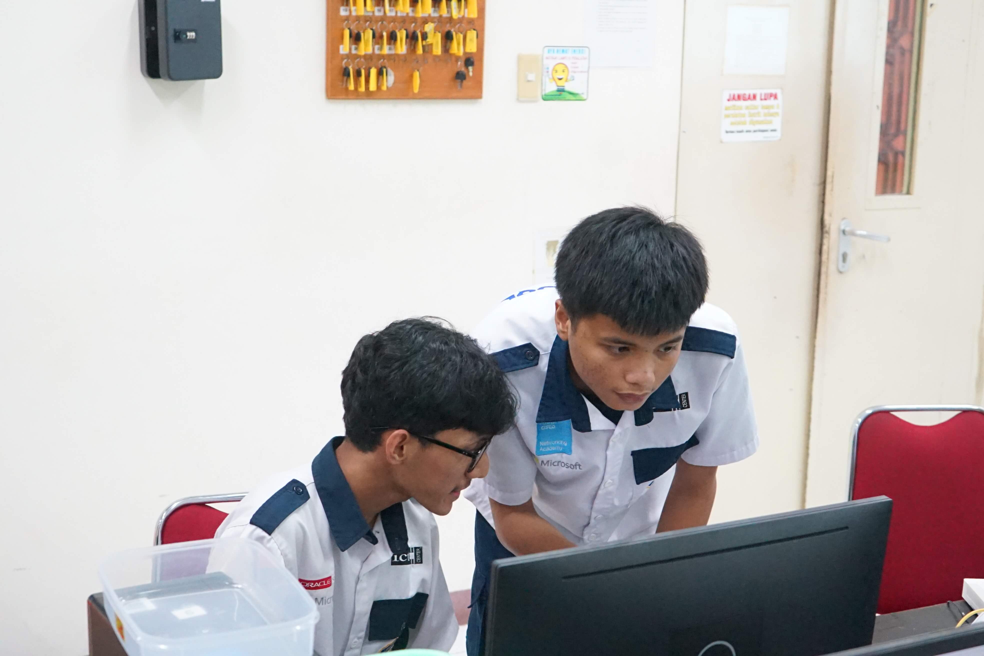 Siswa SMK Labor praktik di laboratorium komputer
