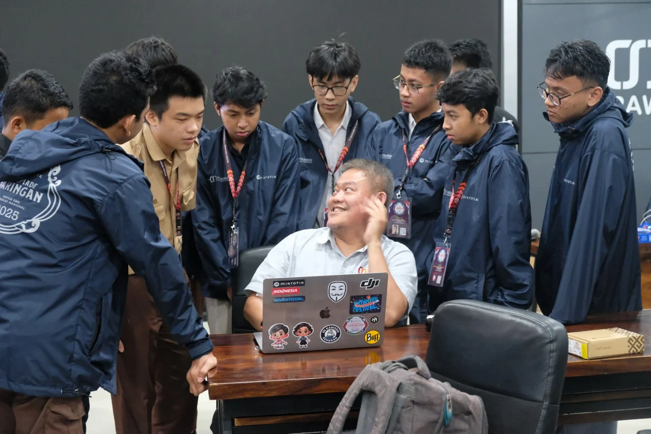 Siswa SMK Labor bersama mentor industri teknologi