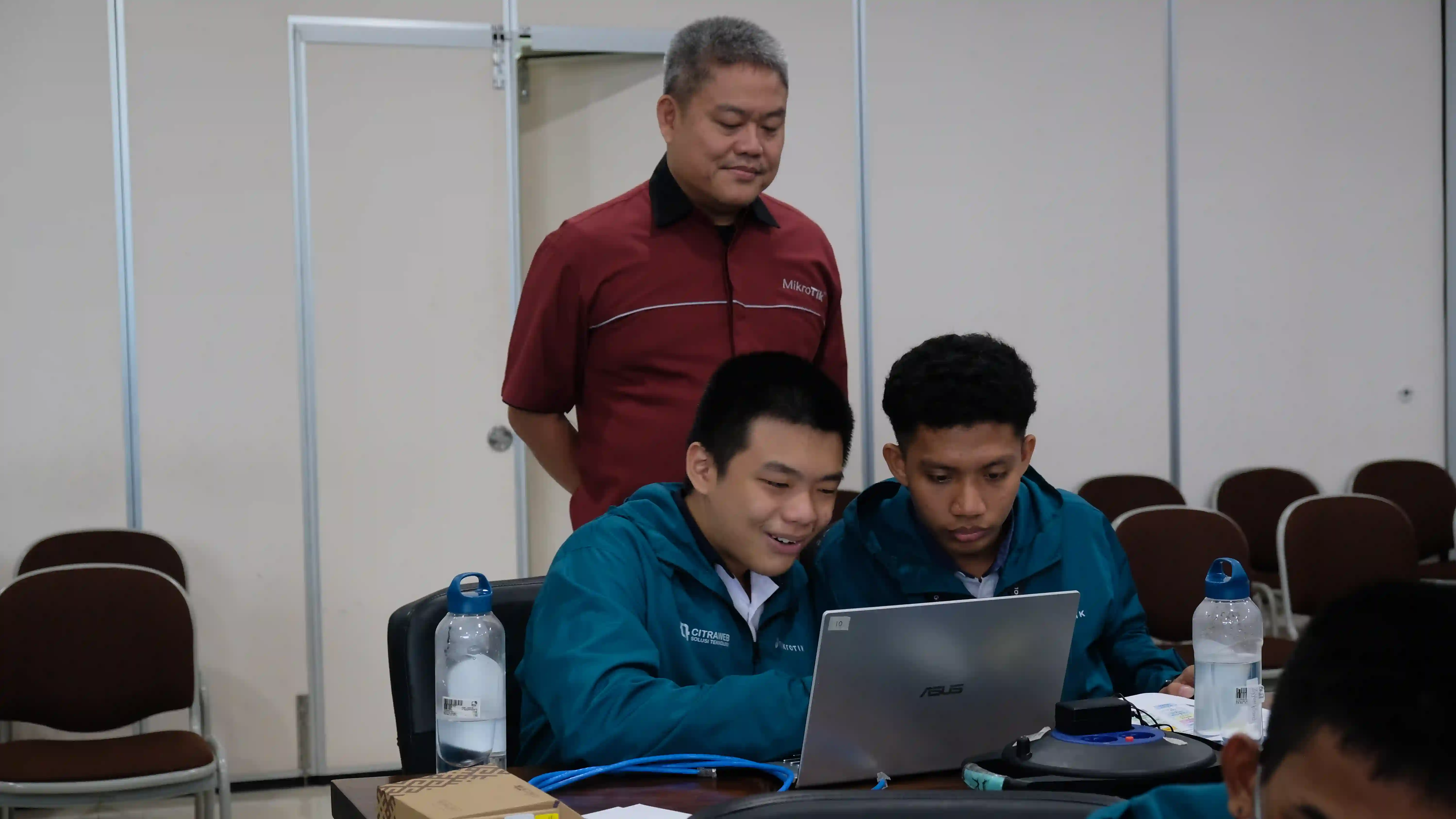 Siswa SMK Labor praktik jaringan bersama instruktur MikroTik